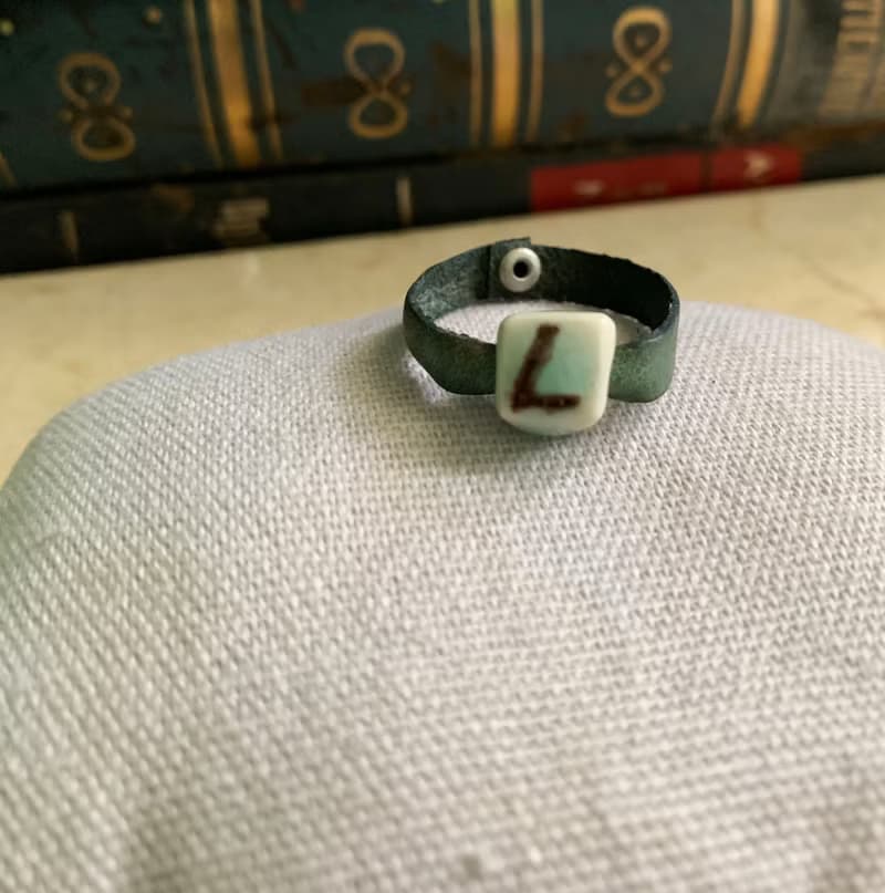 戒指 日本白瓷 自然釉色 無限看不膩色調 真皮革 字母系列