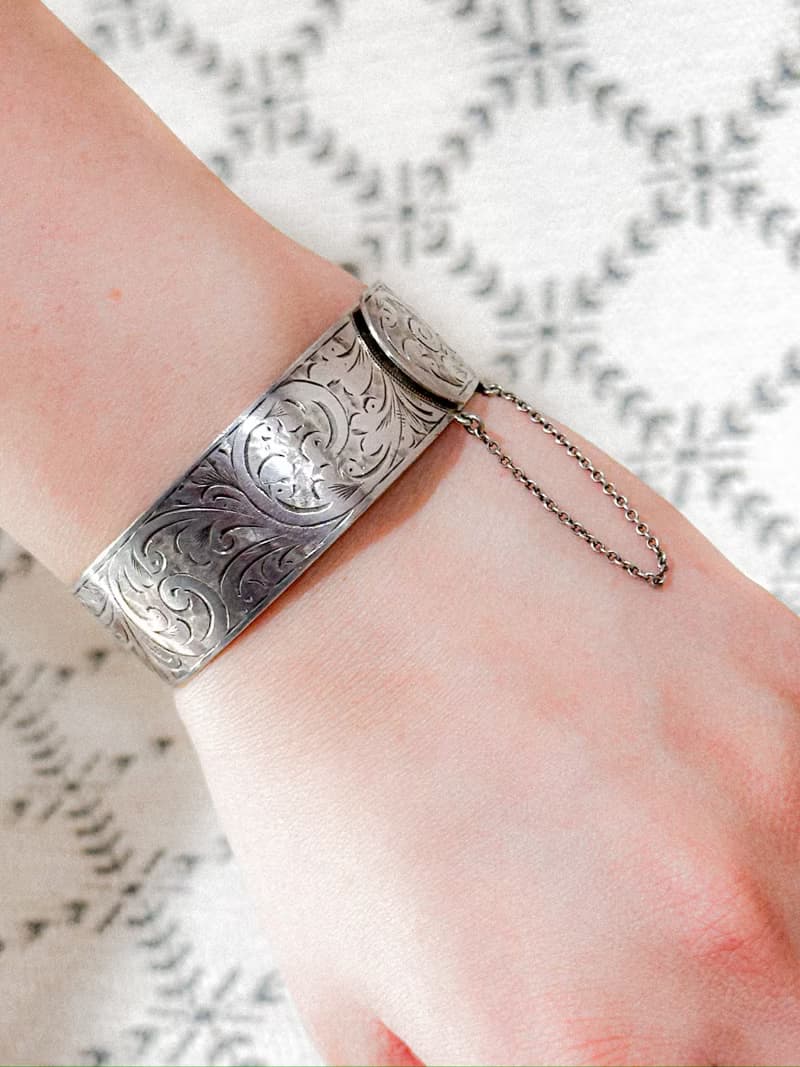 不朽古董珠寶系列——英國銀匠手工・經典刻花純銀扣環手鐲