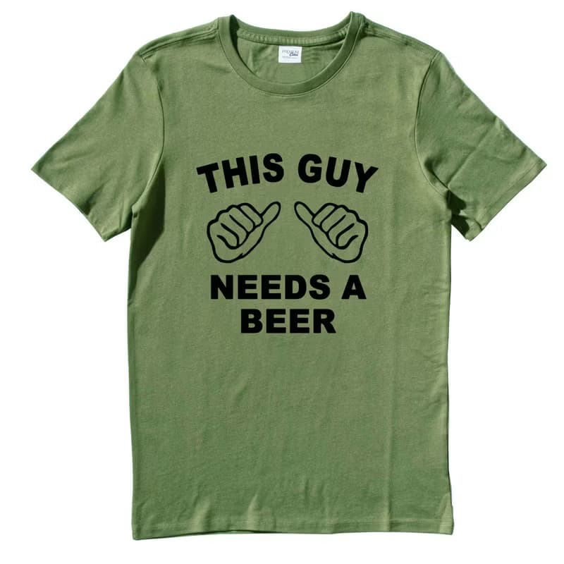 THIS GUY NEEDS BEER 短袖T恤 軍綠色 這個男的需要啤酒 趣味 party 禮物 設計 文字