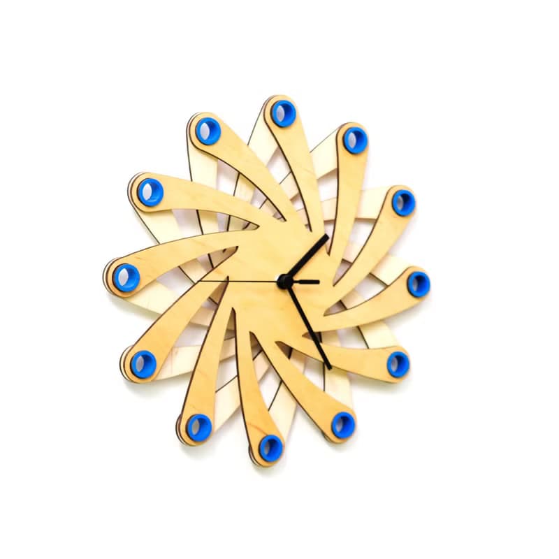 Galaxy藍色 - 由彎曲膠合板製成的現代掛鐘