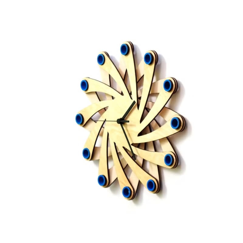 Galaxy藍色 - 由彎曲膠合板製成的現代掛鐘