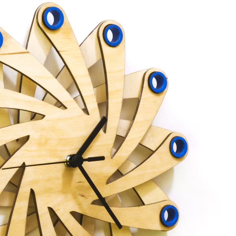 Galaxy藍色 - 由彎曲膠合板製成的現代掛鐘