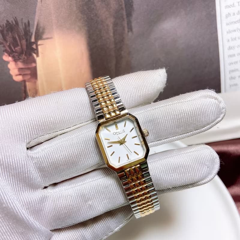 【西洋古董飾品】BULOVA CARAVELLE正常運作光澤銀調整彈性手錶