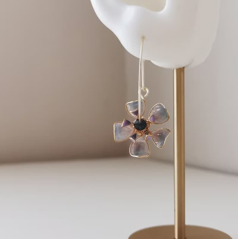 【Veverka】浮光掠影 藍紫色 樹脂耳環 造花液 滴膠 花 花朵
