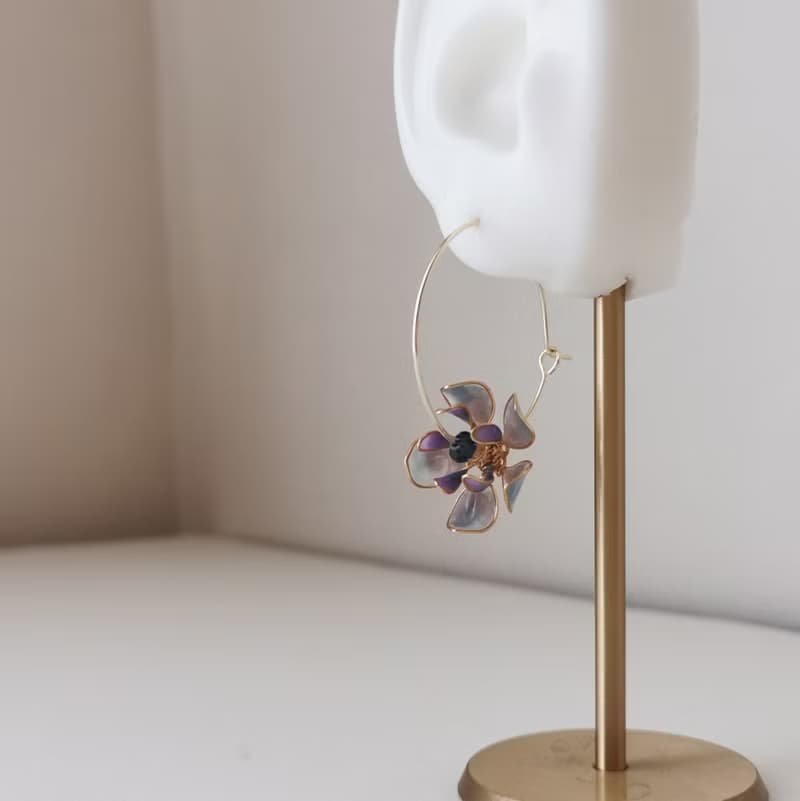 【Veverka】浮光掠影 藍紫色 樹脂耳環 造花液 滴膠 花 花朵