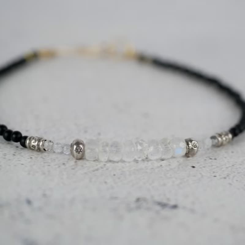 ブルームーンストーンとオニキスのブレスレット