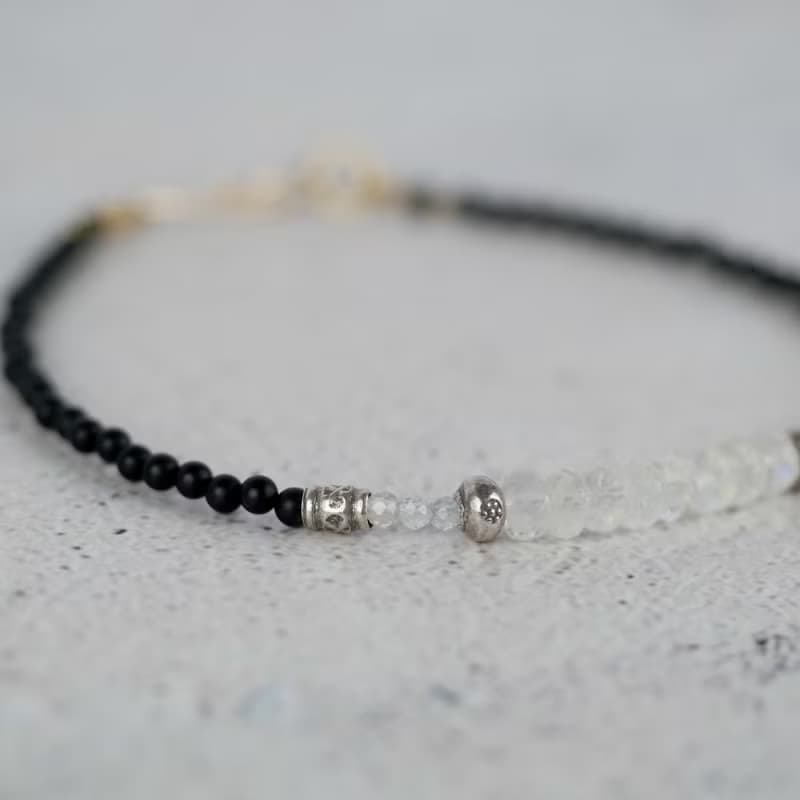 ブルームーンストーンとオニキスのブレスレット