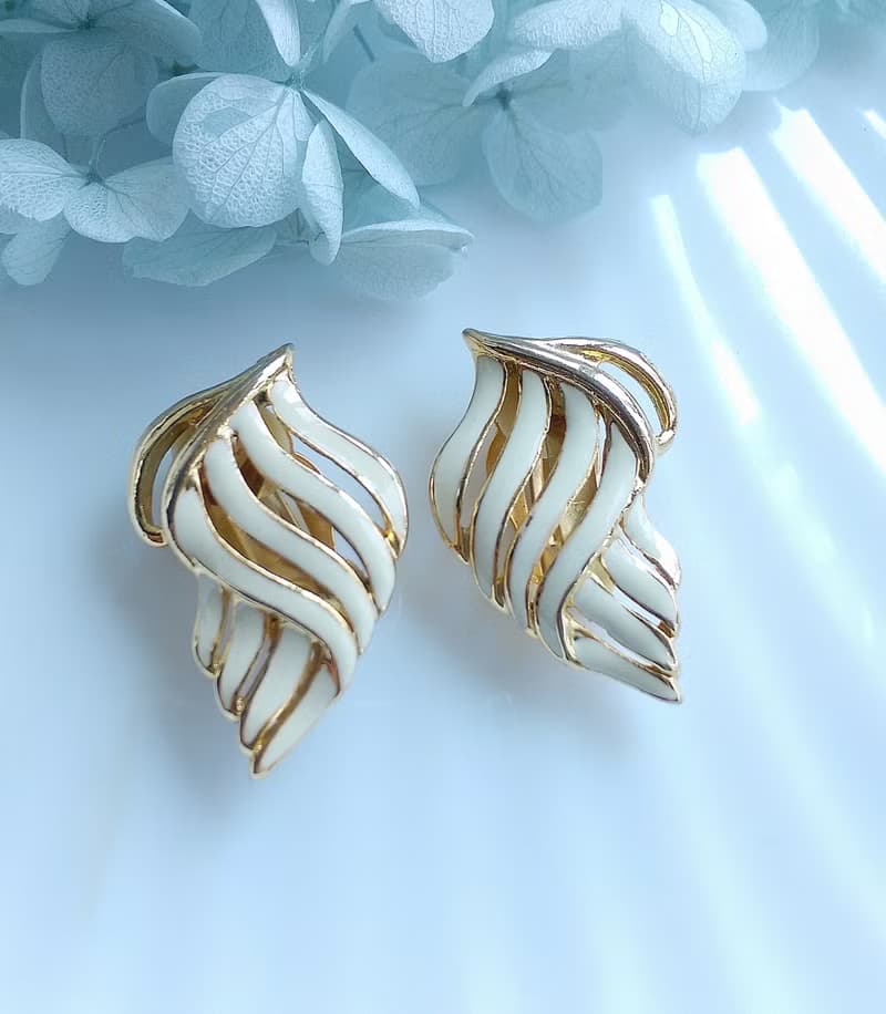 Vintage Jewelry 西洋古董飾品 對稱 白琺瑯 知性 夾式耳環