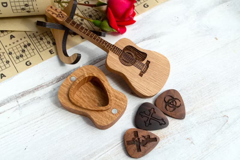 雕刻拨片吉他拨片盒 送给吉他手 音乐家或音乐爱好者的礼物