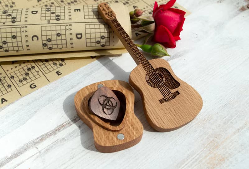 雕刻拨片吉他拨片盒 送给吉他手 音乐家或音乐爱好者的礼物