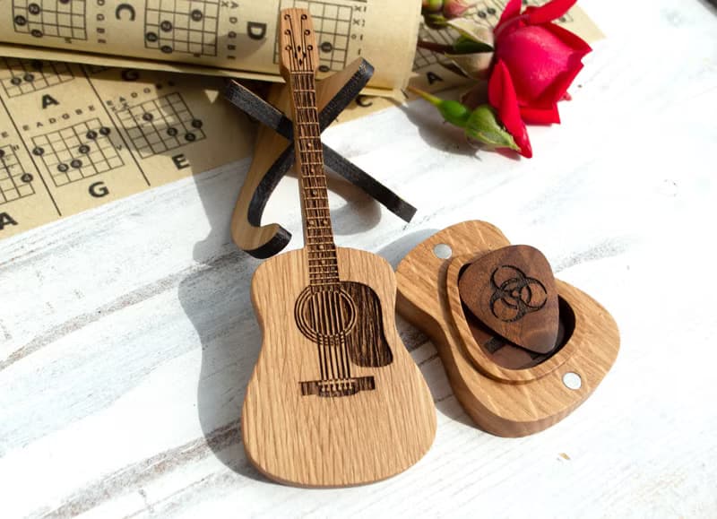 雕刻拨片吉他拨片盒 送给吉他手 音乐家或音乐爱好者的礼物