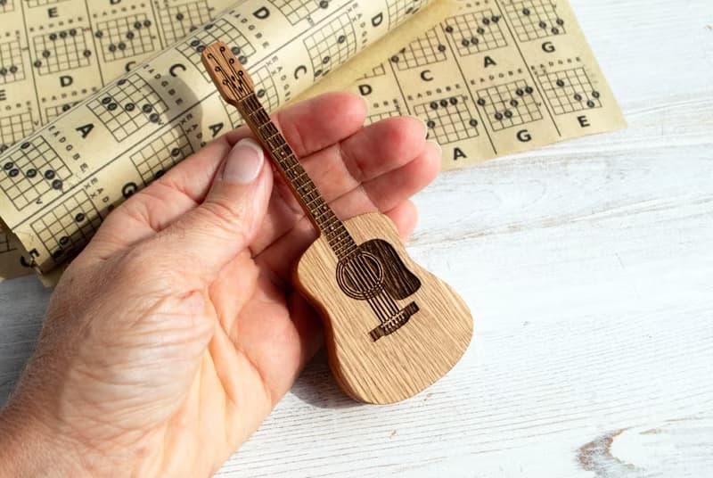 雕刻拨片吉他拨片盒 送给吉他手 音乐家或音乐爱好者的礼物