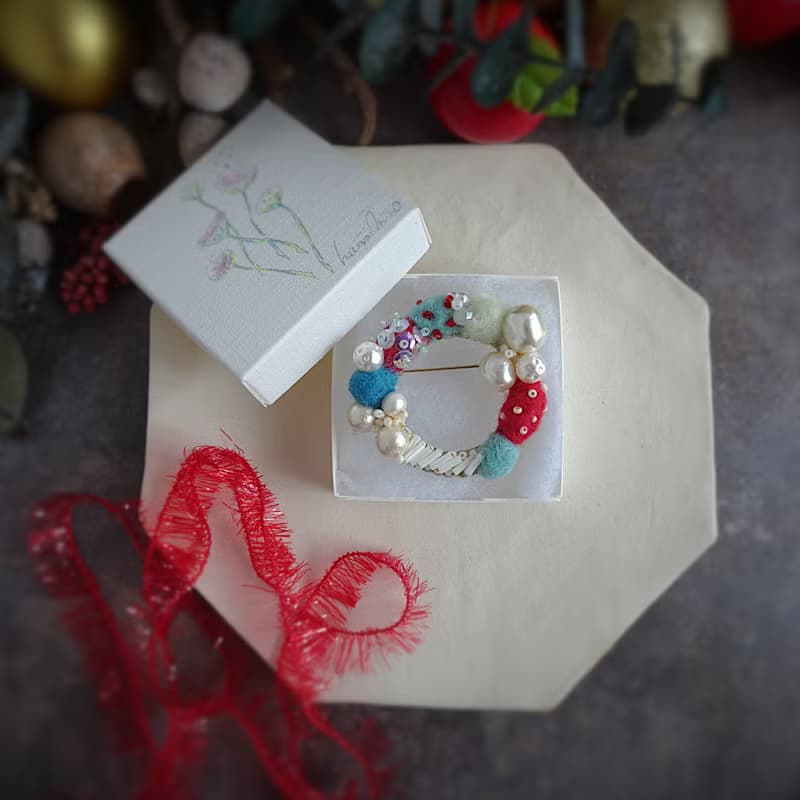 あふれるビーズと羊毛刺繍のクリスマスリースブローチ(オーナメント用紐プレゼント)