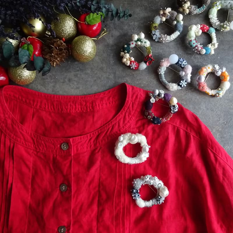 あふれるビーズと羊毛刺繍のクリスマスリースブローチ(オーナメント用紐プレゼント)