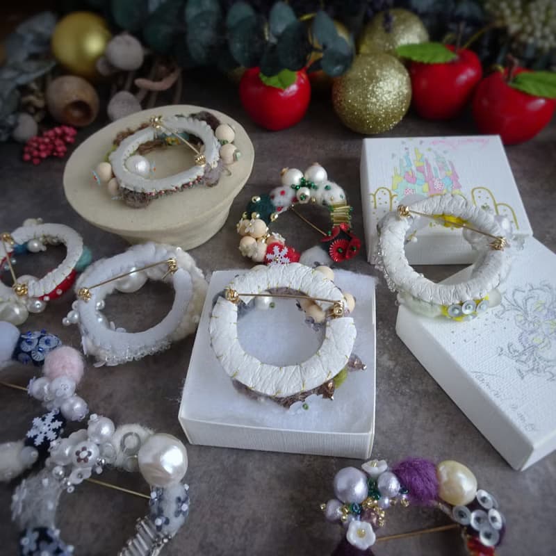 あふれるビーズと羊毛刺繍のクリスマスリースブローチ(オーナメント用紐プレゼント)