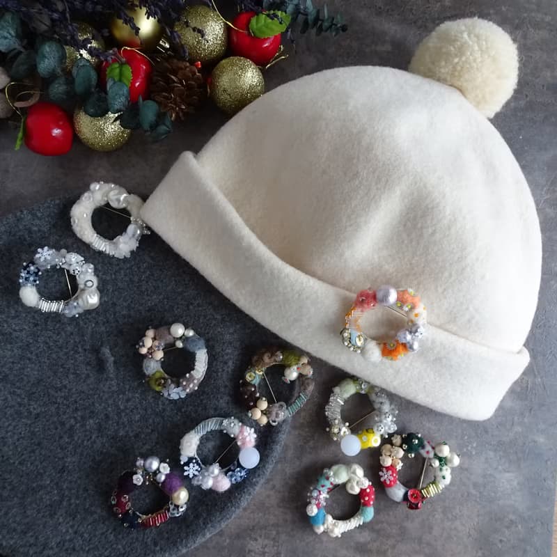 あふれるビーズと羊毛刺繍のクリスマスリースブローチ(オーナメント用紐プレゼント)