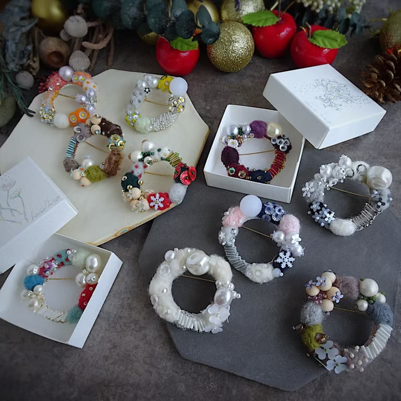 あふれるビーズと羊毛刺繍のクリスマスリースブローチ(オーナメント用紐プレゼント)