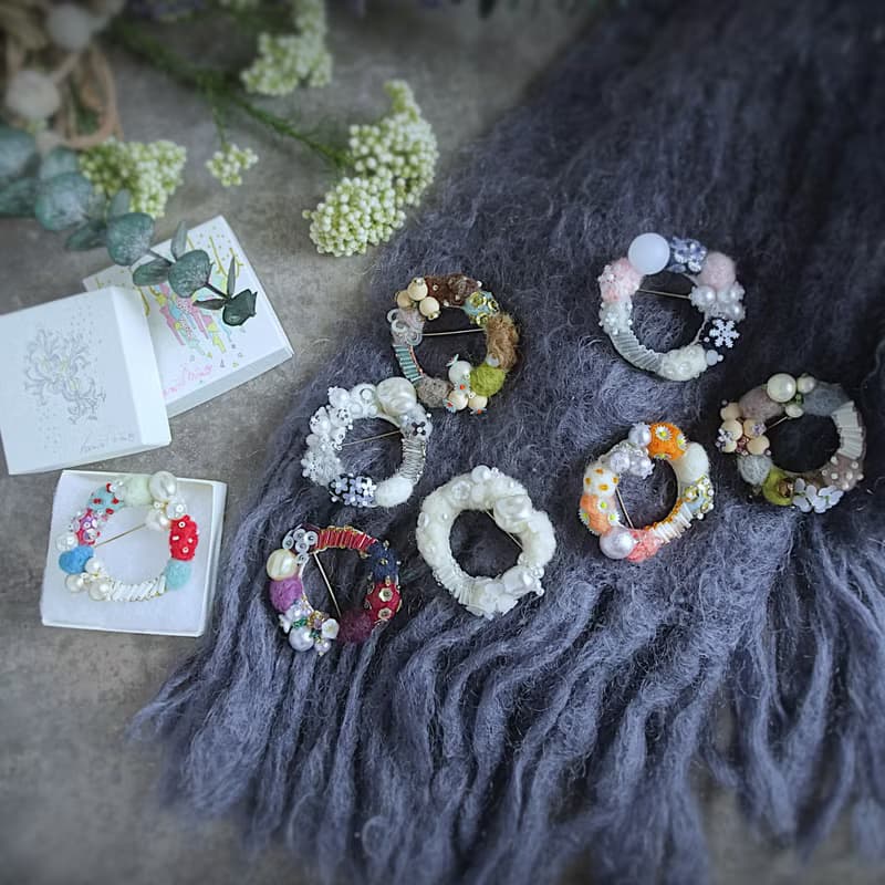 あふれるビーズと羊毛刺繍のクリスマスリースブローチ(オーナメント用紐プレゼント)