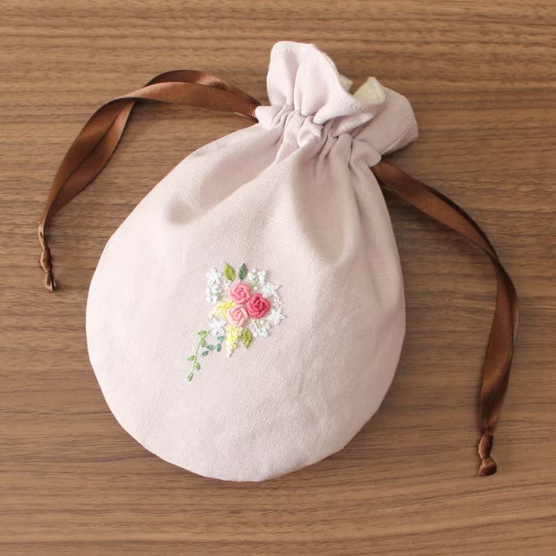 巾着ポーチ　手刺繍のミニブーケ　ペールピンク