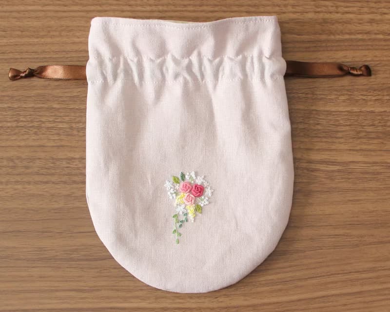 巾着ポーチ　手刺繍のミニブーケ　ペールピンク