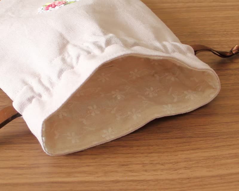 巾着ポーチ　手刺繍のミニブーケ　ペールピンク