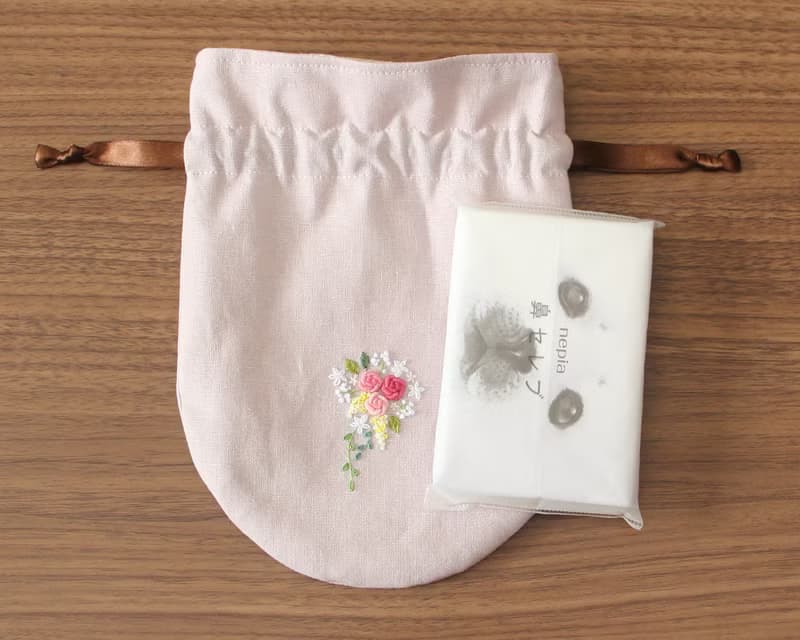 巾着ポーチ　手刺繍のミニブーケ　ペールピンク