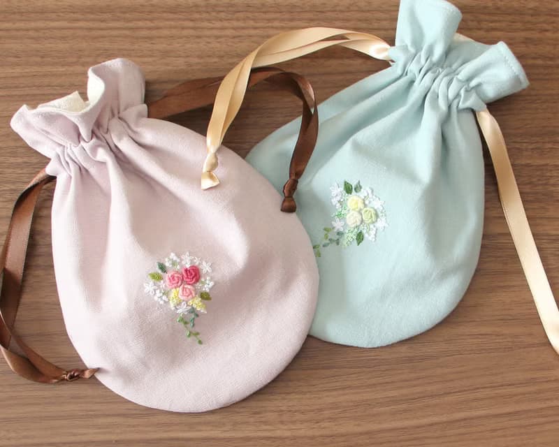巾着ポーチ　手刺繍のミニブーケ　ペールピンク