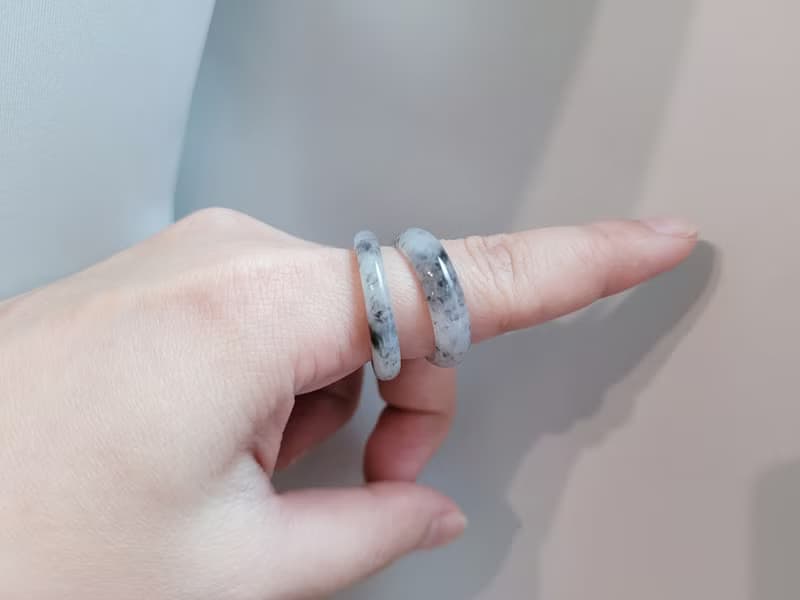 【親翠】天然翡翠 白烏雞芝蔴糊手指鐲戒圈 送禮首選