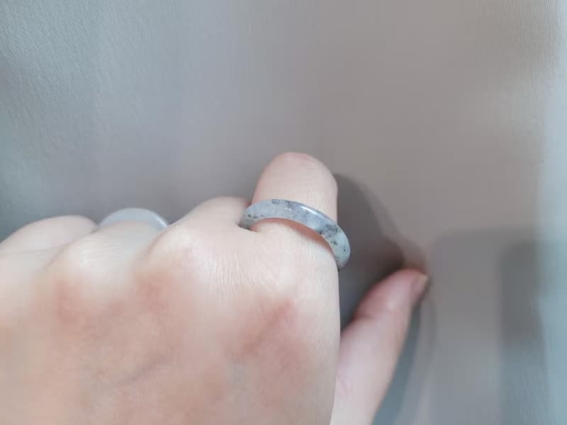 【親翠】天然翡翠 白烏雞芝蔴糊手指鐲戒圈 送禮首選