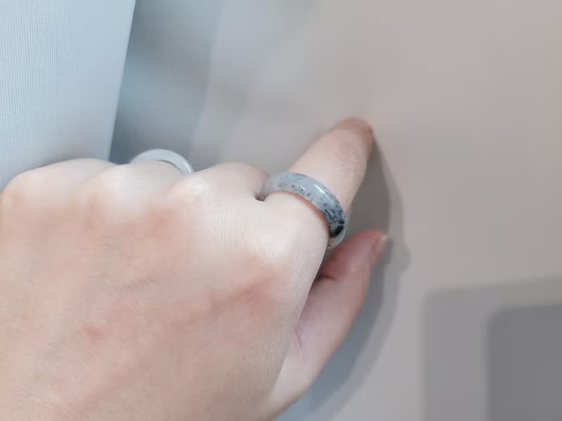 【親翠】天然翡翠 白烏雞芝蔴糊手指鐲戒圈 送禮首選