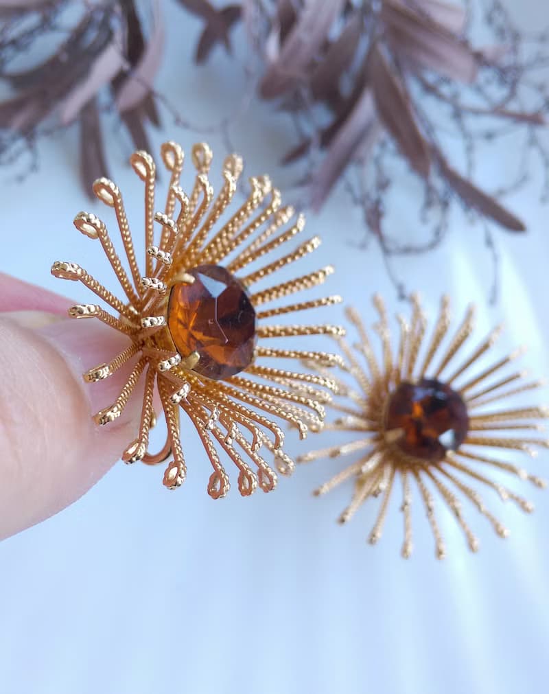 Vintage Jewelry 西洋古董飾品 SARAH COV Golden Mum 夾式耳環