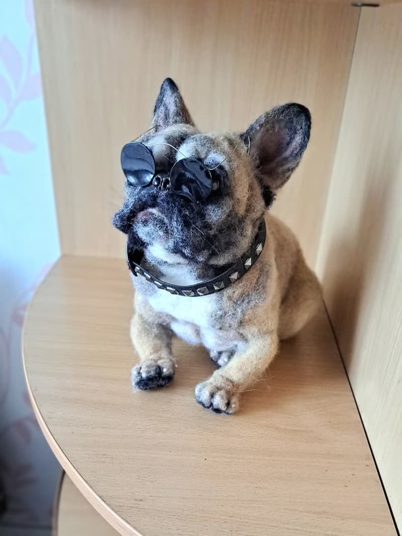 用針將羊毛製成毛氈狗。   鬥牛犬雕塑。   你的寵物怎麼樣了