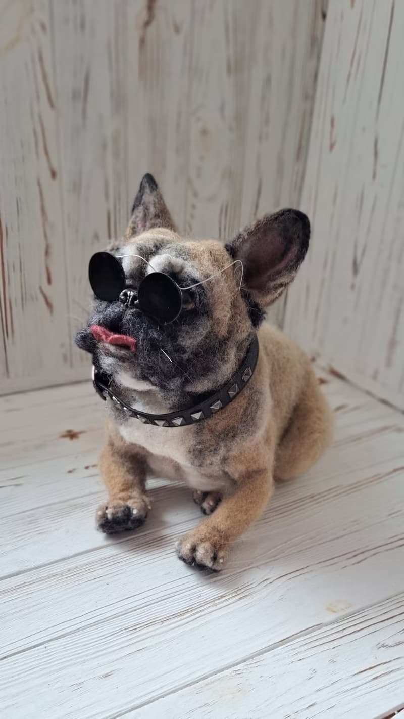 用針將羊毛製成毛氈狗。   鬥牛犬雕塑。   你的寵物怎麼樣了