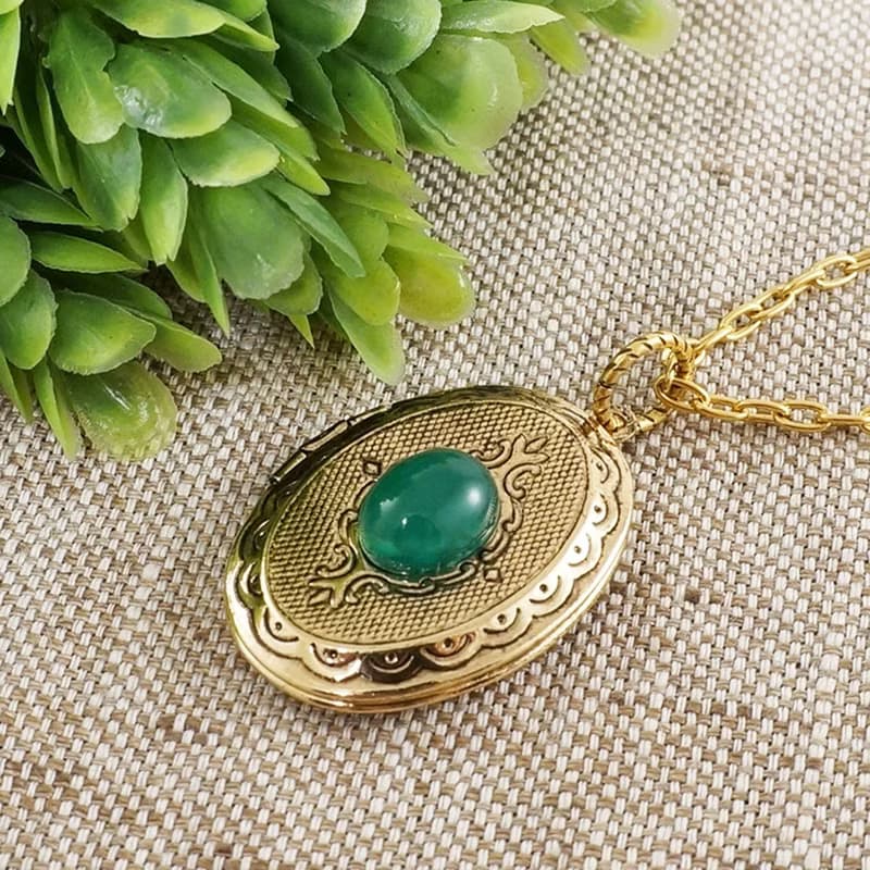 Green Agate Stone Golden Oval Photo Locket Pendant Necklace Woman Jewelry Gift