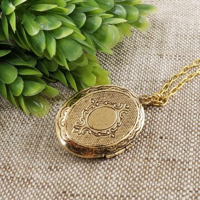 Green Agate Stone Golden Oval Photo Locket Pendant Necklace Woman Jewelry Gift