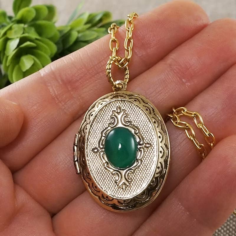 Green Agate Stone Golden Oval Photo Locket Pendant Necklace Woman Jewelry Gift