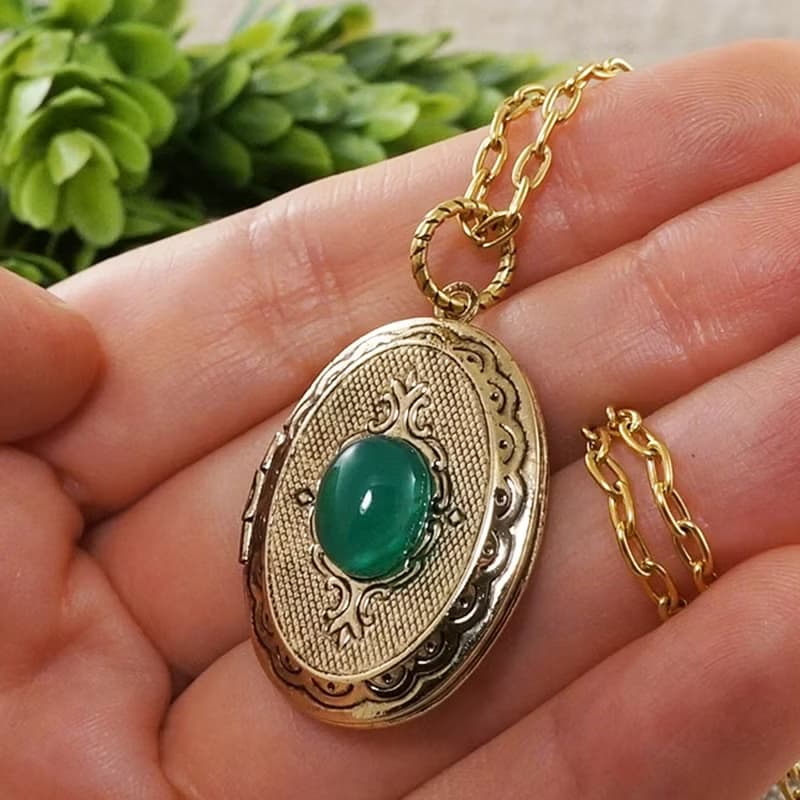 Green Agate Stone Golden Oval Photo Locket Pendant Necklace Woman Jewelry Gift