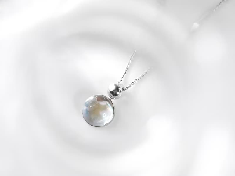 瑩白彩虹 | 白水晶 / 圓滿系列 | 珍珠母貝項鍊