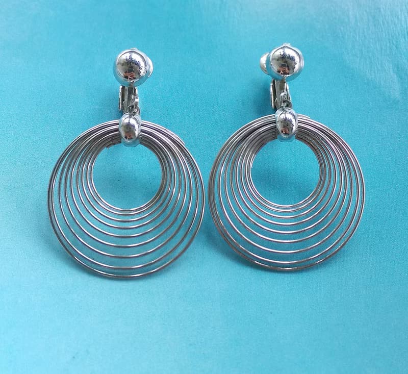 Vintage Jewelry 西洋古董飾品 普普 垂墜 銀色調多圈 夾式耳環
