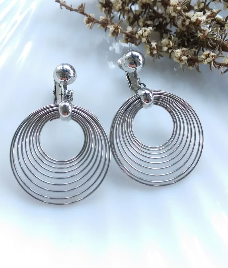 Vintage Jewelry 西洋古董飾品 普普 垂墜 銀色調多圈 夾式耳環