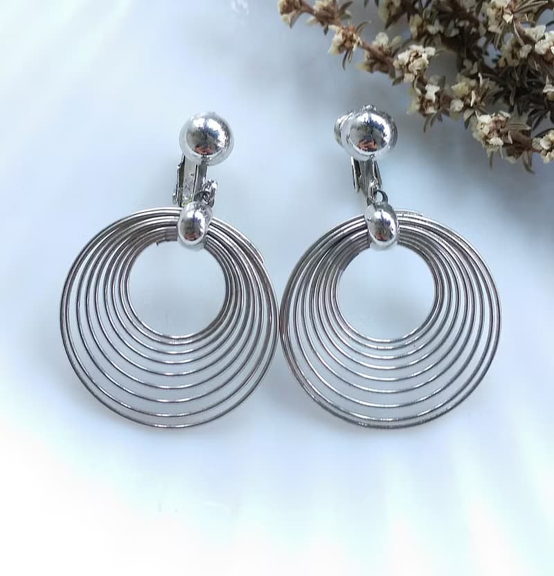 Vintage Jewelry 西洋古董飾品 普普 垂墜 銀色調多圈 夾式耳環