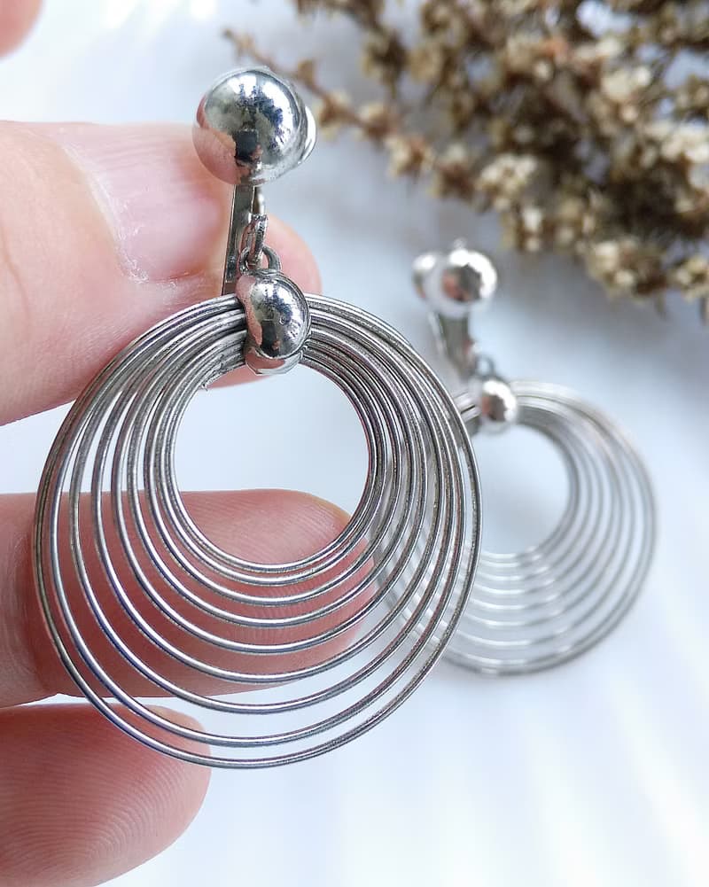 Vintage Jewelry 西洋古董飾品 普普 垂墜 銀色調多圈 夾式耳環