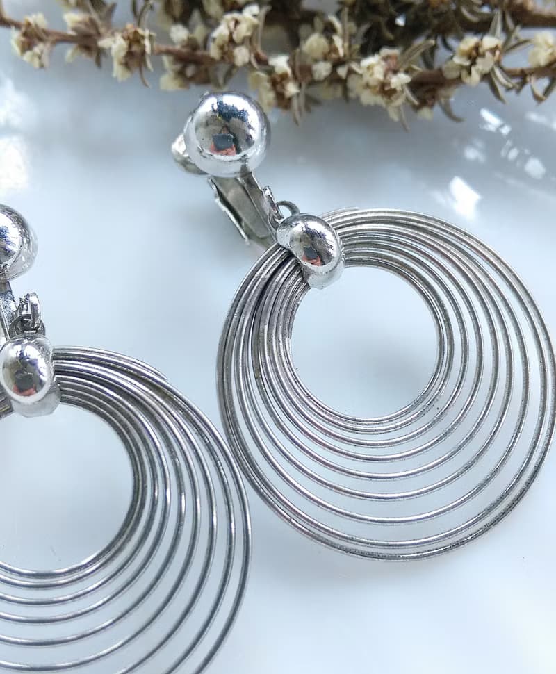 Vintage Jewelry 西洋古董飾品 普普 垂墜 銀色調多圈 夾式耳環