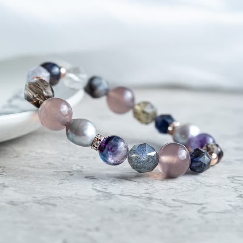 Magena 灰月亮、螢石、煙紫玉髓、堇青、淡水珍珠天然水晶手鍊