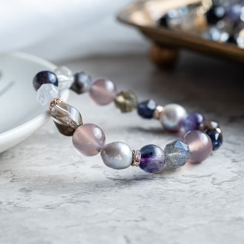 Magena 灰月亮、螢石、煙紫玉髓、堇青、淡水珍珠天然水晶手鍊