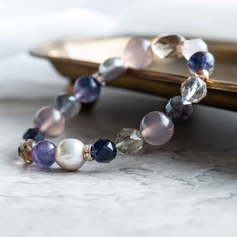 Magena 灰月亮、螢石、煙紫玉髓、堇青、淡水珍珠天然水晶手鍊