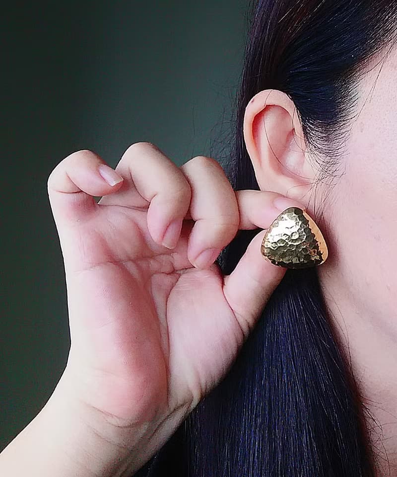 Vintage Jewelry 西洋古董飾品 金色調 鍛敲質感 三角 針式耳環