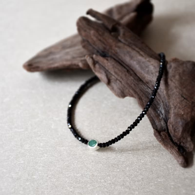 簡約黑色尖晶石配祖母綠925銀手鍊 // 八月份及五月份生日石