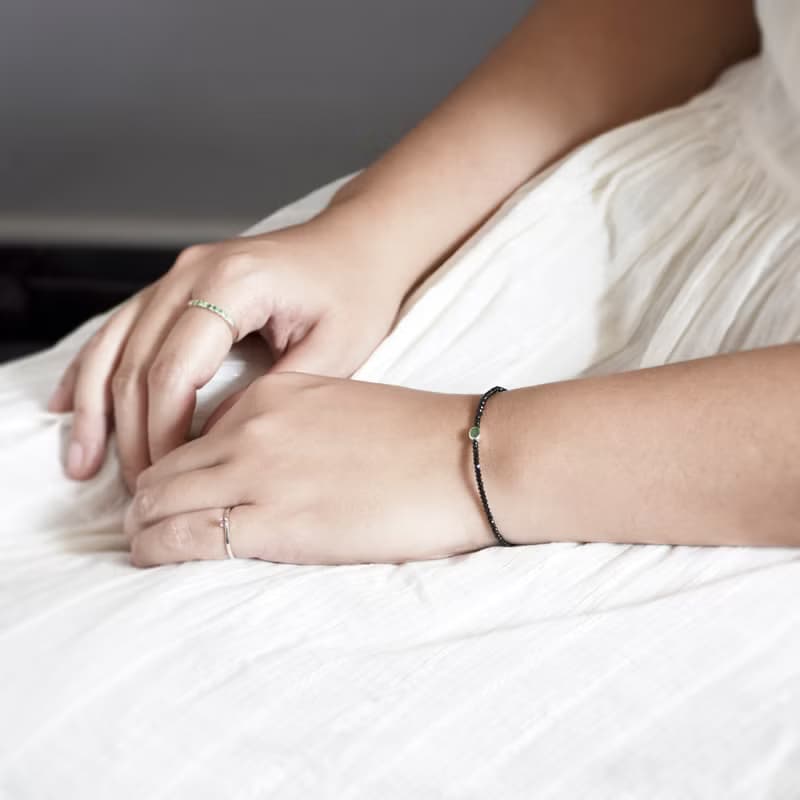 簡約黑色尖晶石配祖母綠925銀手鍊 // 八月份及五月份生日石