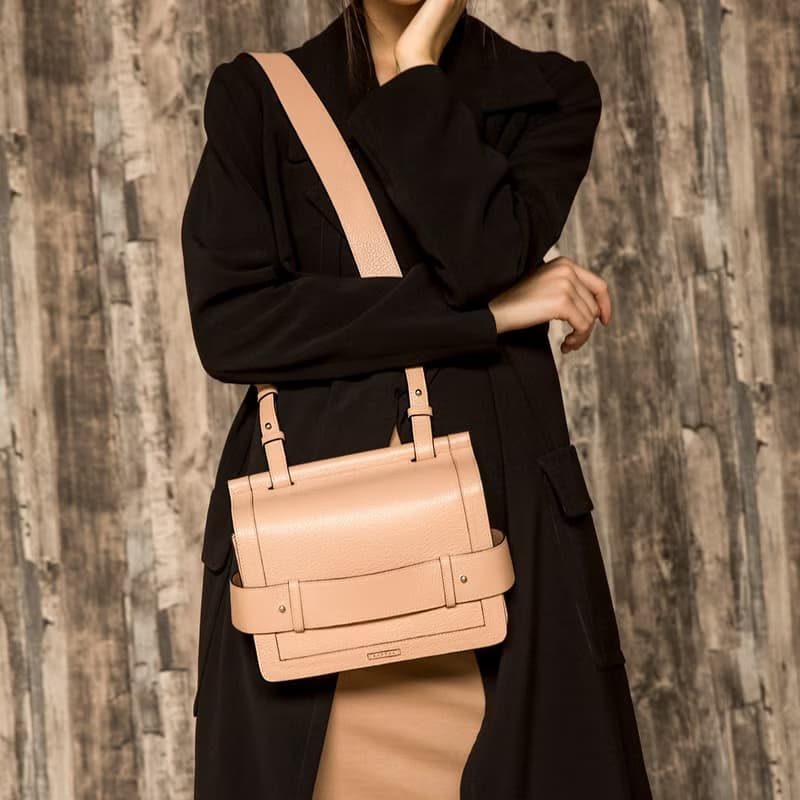 Cruise flap bag in nude